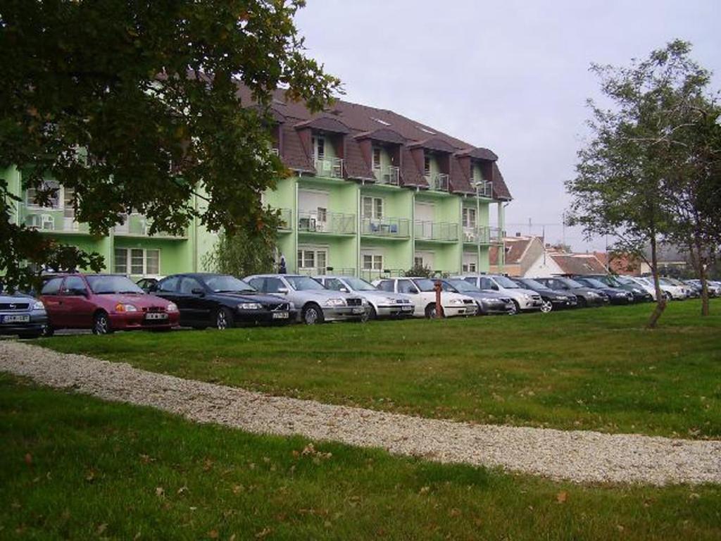 Holdlux Apartmanok Шарвар Экстерьер фото